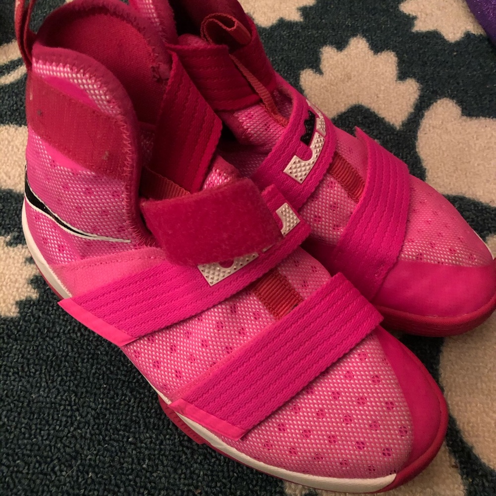 LeBrons: Soldier 10 16/17 - sz 4 youth; like new